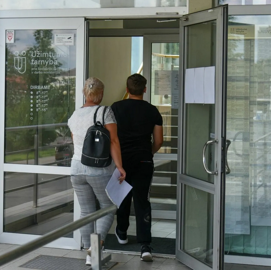 Nedarbo išmokos Lietuvoje nuo liepos: didesnės išmokos ir griežtesnės sąlygos bedarbiams