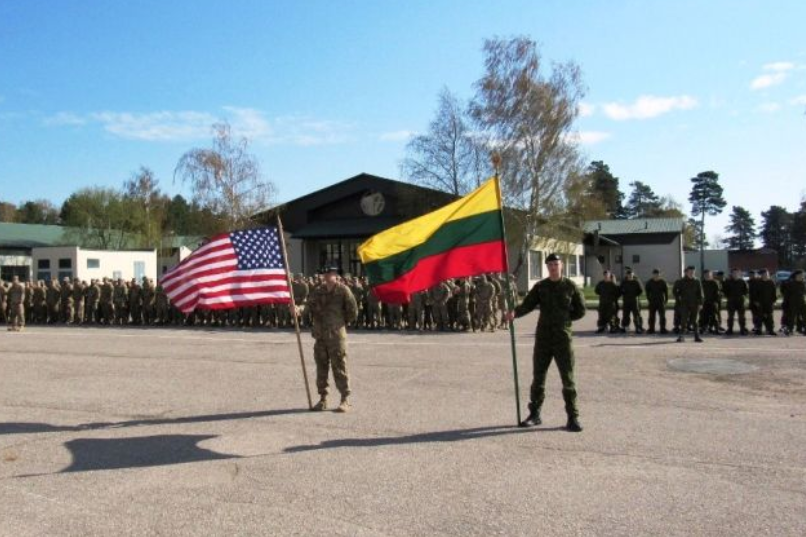 Apklausos rodo: dauguma lietuvių abejoja JAV karine pagalba esant grėsmei